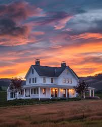 I can't stop admiring this beautiful farmhouse.. That's porch😍🏠