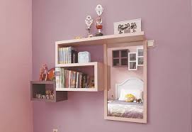 Dalam desain kamar tidur ukuran 3×3 ini kamu bisa menghilangkan furniture yang sebenarnya tidak penting dan lebih mengutamakan fungsi tanpa kesan klasik pada desain kamar tidur ini akan didapatkan dengan penggunaan dekorasi berupa pajangan foto ataupun rak buku yang terdapat. Contek Inspirasi Desain Rak Gantung Bikin Rumah Tampak Lebih Rapi Semua Halaman Idea