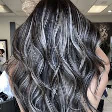 Si applica il colore con un pennello su alcune ciocche di capelli. 5 Look Con Meches Per Nascondere I Capelli Grigi Rimedio Naturale