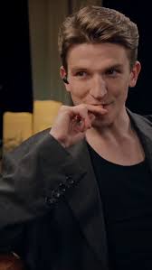 New ‼️ Stills of Ewan from the 'Ewan Mitchell & Tom Glynn-Carney React to  House of the Dragon Scenes' Promo from HBOmax 😮‍💨 He so stunning I'm  gnawing