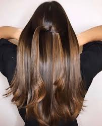 Si ce balayage est plutôt adapté aux châtains clairs ou aux blonds clairs, les brunes et châtains foncés pourront faire un balayage caramel. Inspiration Le Balayage Sur Des Cheveux Chatain