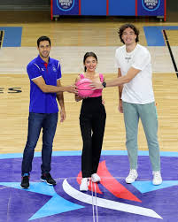 Anadolu efes kaptanı doğuş balbay, bahçeşehir koleji maçının sonunda çocuğunun cinsiyetini eşi erica balbay'ın sürpriziyle öğrendi. Pembe Top Neslihan Atagul Un Ellerinden Havalandi