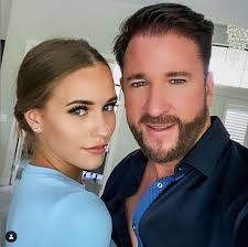 Michael wendler und laura sophie müller stehen am 28.09.2019 in der turbinenhalle in oberhausen auf der bühne. Wendler Postet Erstes Paar Foto Mit Laura Muller Nach Eklat Fans Aussern Verdacht Watson