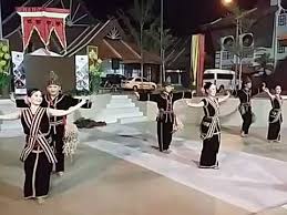 Tarian dapat didefinisikan sebagai satu seni tari pergerakan badan,kaki dan tangan mengikut rentak muzik yang dimainkan. Tarian Sumazau Kadazan Sabah Youtube