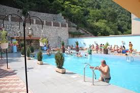 Valea cernei in sine constituie o atractie deosebita pentru vizitatorii orasului statiune balneara baile herculane. Hotel Trandafirul Galben Baile Herculane Cazare Baile Herculane