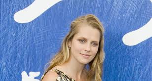 Elle a été engagée mais n'a pas rejoint la distribution par la suite à cause d'un conflit d'emploi du temps. The Choice Star Teresa Palmer Shares Pregnancy Weight Gain Intense Workout Routine On Social Media