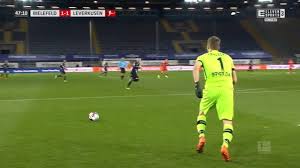 Zawsze aktualne wiadomości z kraju i ze świata. Kuriozalny Samoboj W Bundeslidze Bramkarz Wkopal Pilke Do Wlasnej Bramki Wideo Gol24