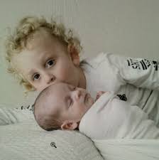 Incidente intorno alle 13 di oggi, venerdì 19 settembre, a Pegognaga dove  un bambino di sette anni è stato investito da un'auto. Lo scontro, la cui  dinamica è ancora al vaglio dei