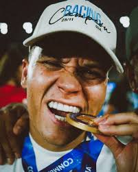 El paso del tiempo es sentir que las cosas que te gustan cambian más rápido  que vos. Sentir, por ejemplo, que el fútbol se te escapa. Y, sin embargo,  un día pasás