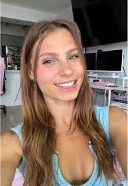 Jade Caron's Instagram, Twitter & Facebook