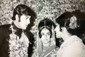 Vinod Khanna S First Wife Akshaye Rahul Khanna S Mother Geetanjali Dies At 70 She was with son akshaye khanna in mandwa at the. vinod khanna s first wife akshaye