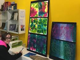 Veronica Piller "Fiorellino", artista disabile affetta da ipermobilità:  "Adoro i colori accesi e dipingere con le mani"