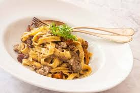 Bandnudeln Mit Rinderfilet Pilzen Weisswein Sahne Sauce Tastybits De Rezept Rinderfilet Bandnudeln Lebensmittel Essen