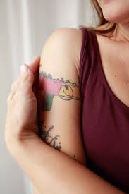 Tattoos am handgelenk kosten nicht besonders viel, weil das stechen nicht lange dauert. 09 November 2016 Aktion Lichtpunkt