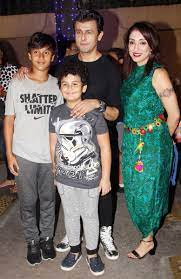 She is a very famous indian singer, actor, composer, anchor. Lovekarmapassion Com On Twitter Singer Sonu Nigam Was Clicked By Our Cameras With His Family At Dais Annual Function In Mumbai Sonunigam Bollywood Bollywoodnews Bollywoodactor Actor Singer Bollywoodsinger Handsome Movies Family Familyfun