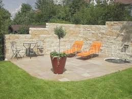 Bildergebnis Fur Steinmauer Als Sichtschutz Im Garten Steinmauer Garten Sichtschutz Garten Hinterhof Terrassen Designs