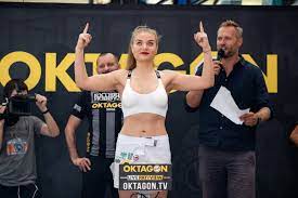 Ufc octagon girls arianny celeste and brittney palmer went above and beyond the call of duty to help mma fans around the world are celebrating today as the news breaks that ufc octagon girl. Nejsympatictejsi Bojovnice Oktagonu Oktagon Mma
