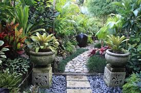 Wie Ein Zauberhafter Spaziergang Durch Eine Tropische Oase Tropischer Garten Von Denn Durch Garten Balinese Garden Tropical Garden Design Bali Garden