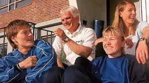 Cecilie leganger is a retired norwegian handball who played for the norwegian national team. Min Forste Kneskade Baksiden Av Medaljen