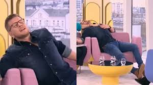 Filip chajzer jest dziennikarzem telewizyjnym i radiowym, od lat związanym ze stacją tvn. Filip Chajzer Nasmiewal Sie Z Osob Ktore Cierpia Na Ataki Paniki W Ddtvn