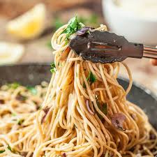 15 Minute Spaghetti Aglio E Olio Chew Out Loud Recipe In 2020 Olio Recipe Healthy Recipes Aglio E Olio Recipe