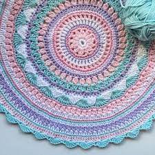 tapete em croche com cores em tons pasteis teppich hakeln decke hakeln muster hakeln