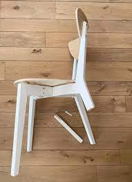 De plus il faut signaler la chaise cassée avant l entrée des nouveaux locataires ce qui est trop tard. Tuto Reparer Facilement Un Pied De Chaise En Bois Casse