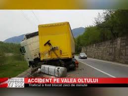 Potrivit anchetatorilor, soferul tirului venea din bulgaria si a adormit la volan, a pierdut controlul autovehiculului si a ajuns cu autotrenul pe terasament. Accident Pe Valea Oltului Youtube