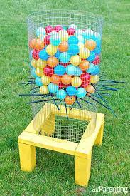 Fun And Fabulous Diy Outdoor Family Games The Cottage Market Juegos De Kermes Juegos Para Ninos Al Aire Libre Juegos Al Aire Libre