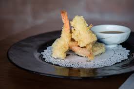 La tempura è il tipico fritto giapponese di verdure come peperoni, carote, zucchine, zucca e soprattutto crostacei, gamberetti, ostriche, capesante. Ebi Tempura Zero