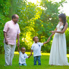 Reginald mengi wife is known as jacqueline ntuyabaliwe, a former miss tanzania 2000. K Lynn Breaks Down In Tears While Viewing Her Late Husband S Body During Requiem Mass In Dar Es Salaam Photos Video Mzurii Com
