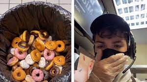 Aktuelle öffnungszeiten und jetzt geöffnete dunkin' donuts filialen in münchen inklusive kontaktdaten wie adresse, telefonnummer, webseite. Dunkin Donuts Mitarbeiter Schenkt Obdachlosen Alte Donuts Und Wird Gefeuert Welt