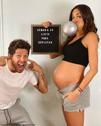 Hasta el bebé de valerie domínguez está bailando al estilo de camilo echeverry con ropa cara. Valerie Dominguez Asombra Con Pequena Barriga De Embarazo Candela