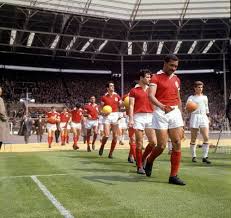 Ac Milan 2 Benfica 1 In May 1963 At Wembley The Teams Come Out For The European Cup Final Fotografias Campeao Europeus