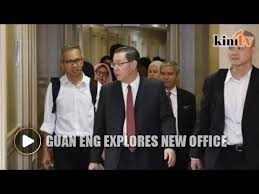 Bekas ketua menteri pulau pinang, lim guan eng, isteri, betty chew gek cheng dan ahli perniagaan, phang li koon dihadapkan ke mahkamah sesyen di sini, hari ini atas pertuduhan rasuah dan pengubahan wang haram. Betty Chew Malaysian Chinese Politician Wiki Photos Videos
