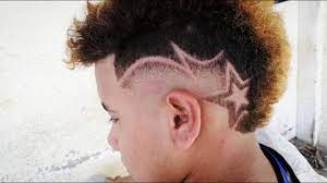 Los cortes de cabello con dibujos son utilizados sin importar la edad, es básicamente como tener un tatuaje, pero la mejor parte es que el cabello volverá a crecer en algún momento. Tutorial Barber Shop Mohicano Con Diseno De Estrella Como Hacer Una Estrella Corte De Pelo Youtube