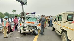 जपूर्वांचल एक्सप्रेसवे पर हुआ भीषण सड़क हादसा, एंबुलेंस और पिकअप की टक्कर  में पांच की मौत, एक गंभीर - Amrit Vichar