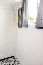 Creating a modern farmhouse bathroom in the rustic yet contemporary style is easy with these bathroom decor tips. Diy Modern Farmhouse Bathroom Wall Art Pallet And Pantry
