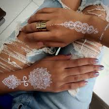 Best of all, our henna tattoo kit leaves a stain on the skin that fades away after only a few weeks. Stunning White Henna Like Tattoos Look Like Lace Draped Over Skin