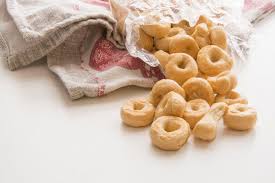 I taralli sono un prodotto tipico nazionale di tradizione meridionale e, in particolare, di quella pugliese che secoli fa aveva nel tarallo un vero e proprio sostituto del pane. Come Preparare I Taralli Fatti In Casa Deabyday