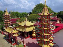 Vihara avalokitesvara yang memiliki nama lain klenteng tri darma ini sebenarnya diperuntukkan bagi 3 kepercayaan sekaligus, yakni kong hu cu, taoisme, dan budha. Instagramable Wisata Vihara Avalokitesvara Pamekasan Ramah Wisatawan Saat Kunjungi Pulau Garam Madura Harian Inhua Online