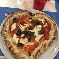 Si tratta di melanzane fritte poi assemblate in strati in teglia con pomodoro, formaggi, basilico e infine cotta al forno dove tutti gli ingredienti si friggete le melanzane in abbondate olio, in una padella larga a capiente per velocizzare la cottura. Perfetta Per Quelli A Dieta Melanzane Fritte Saltate In Padella E Bordi Ripieni Di Ricotta Picture Of Sciue Sciue Cagliari Tripadvisor