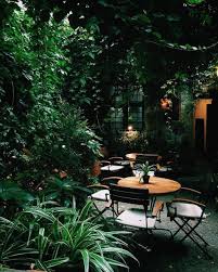 Encolosed Space For Visual Spacial Restraint And Feeling Of Intimacy Greenery Creates A Barrier Garden Cafe Outdoor Restaurant Cafe Plants