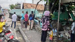 Sumber sugih waras apakah buka hari ini / 14 november 2019 | news. Sopir Ngantuk Truk Trailer Tabrak Rumah Terapi Mata Dan 2 Becak Di Tuban Surya Malang