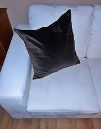 Auf einem etikett einer couch steht w für die verwendung eines lösemittels auf wasserbasis. Flecken Verschiedenster Art Aus Dem Sofa Entfernen Frag Mutti