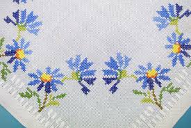 Kanavice Ornekleri Masa Ortusu Cross Stitch Flowers Cross Stitch Patterns Flowers Cross Stitch Designs