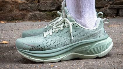 Saucony Hurricane 25 Cushioning Core, AI generated