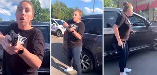 Em meio a onda de protestos antirracistas, mulher branca aponta arma para  família negra nos EUA (vídeo) - Brasil 247