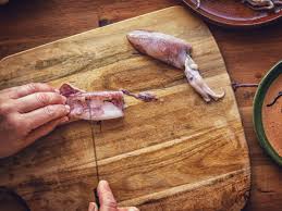 Con le mani bisogna quindi staccare la testa, per poi fare sulla testa stessa una piccola incisione proprio appena sotto gli occhi: Come Pulire I Calamari Tutti I Passaggi Per Farlo In Pochi Minuti