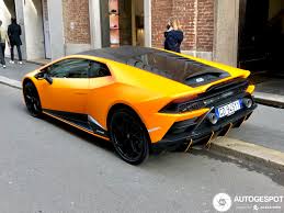 A supercar that she deeply missed for. Lamborghini Huracan Lp640 4 Evo Fluo Capsule In Milaan Spat Van Je Beeldscherm